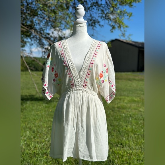 Jun & Ivy Short Sleeve V-Neck‎ Embroidered Romper Size Large - Picture 1 of 7